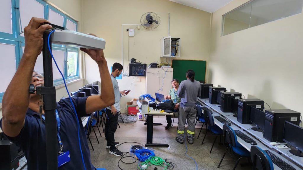 Na Escola Benvinda de França Messias foram instalados três rádios wifi de alta performance e uma rede única atenderá exclusivamente ao processo de apuração.